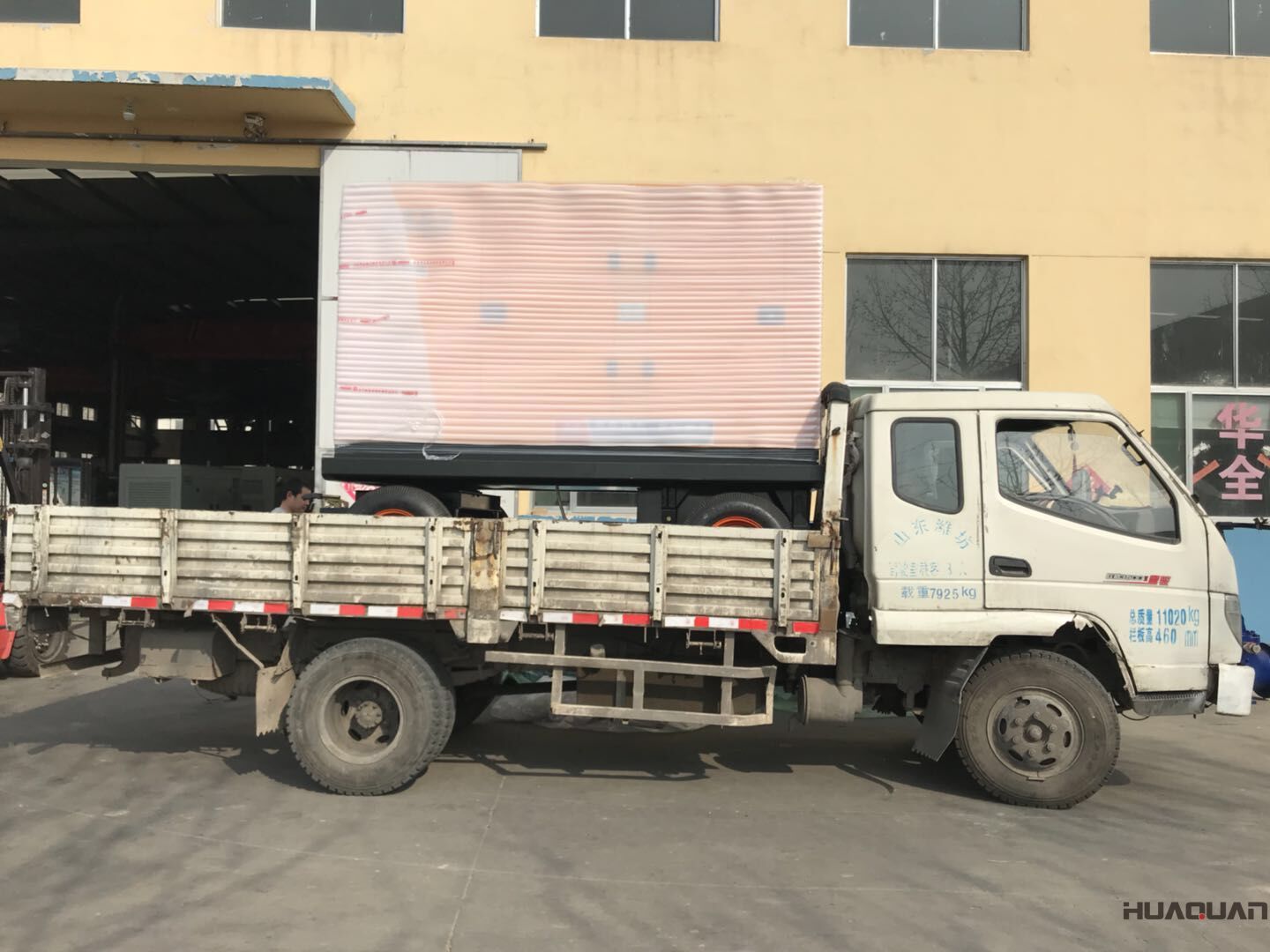 8月16日，一臺(tái)150kw移動(dòng)靜音拖車柴油發(fā)電機(jī)組從華全動(dòng)力發(fā)往山東省