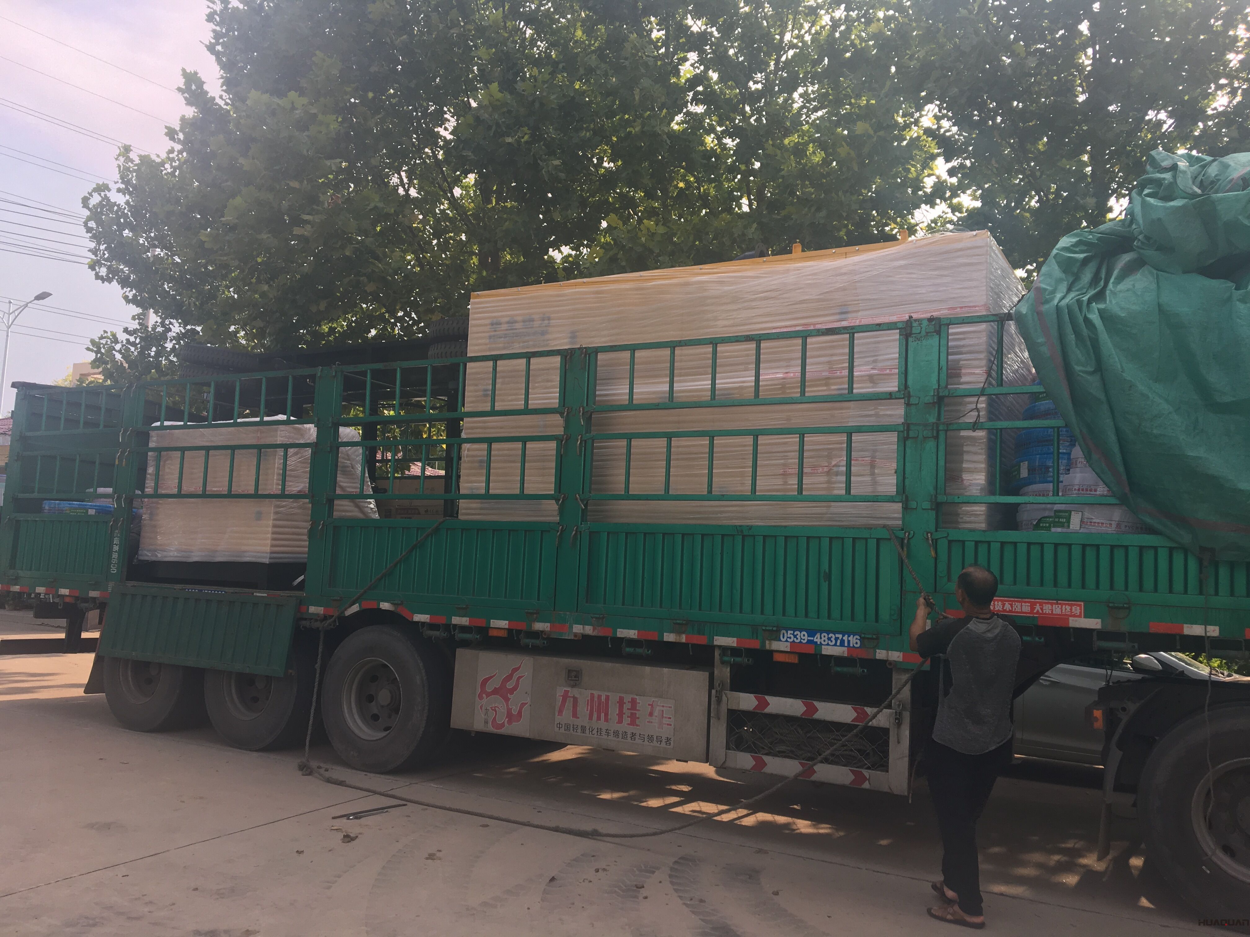 8月28日，一臺400kw四保護康明斯柴油發電機組從華全動力順利發往青島市