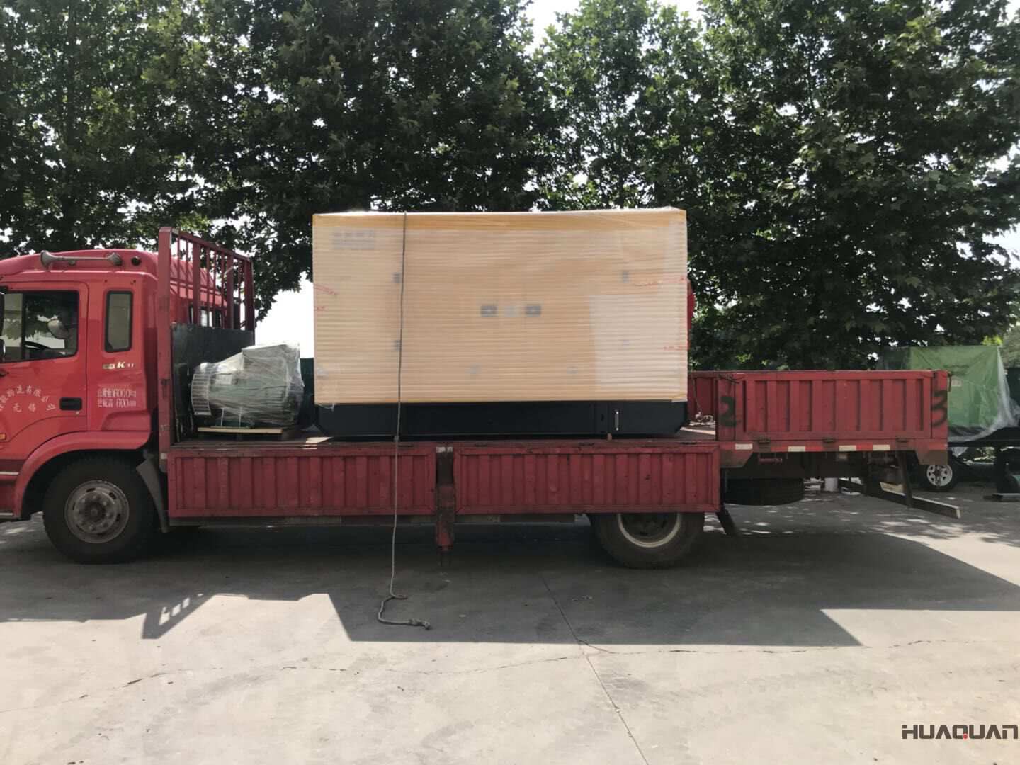 發貨了！10月12日一臺200kw防雨棚型柴油發電機組已發往山東