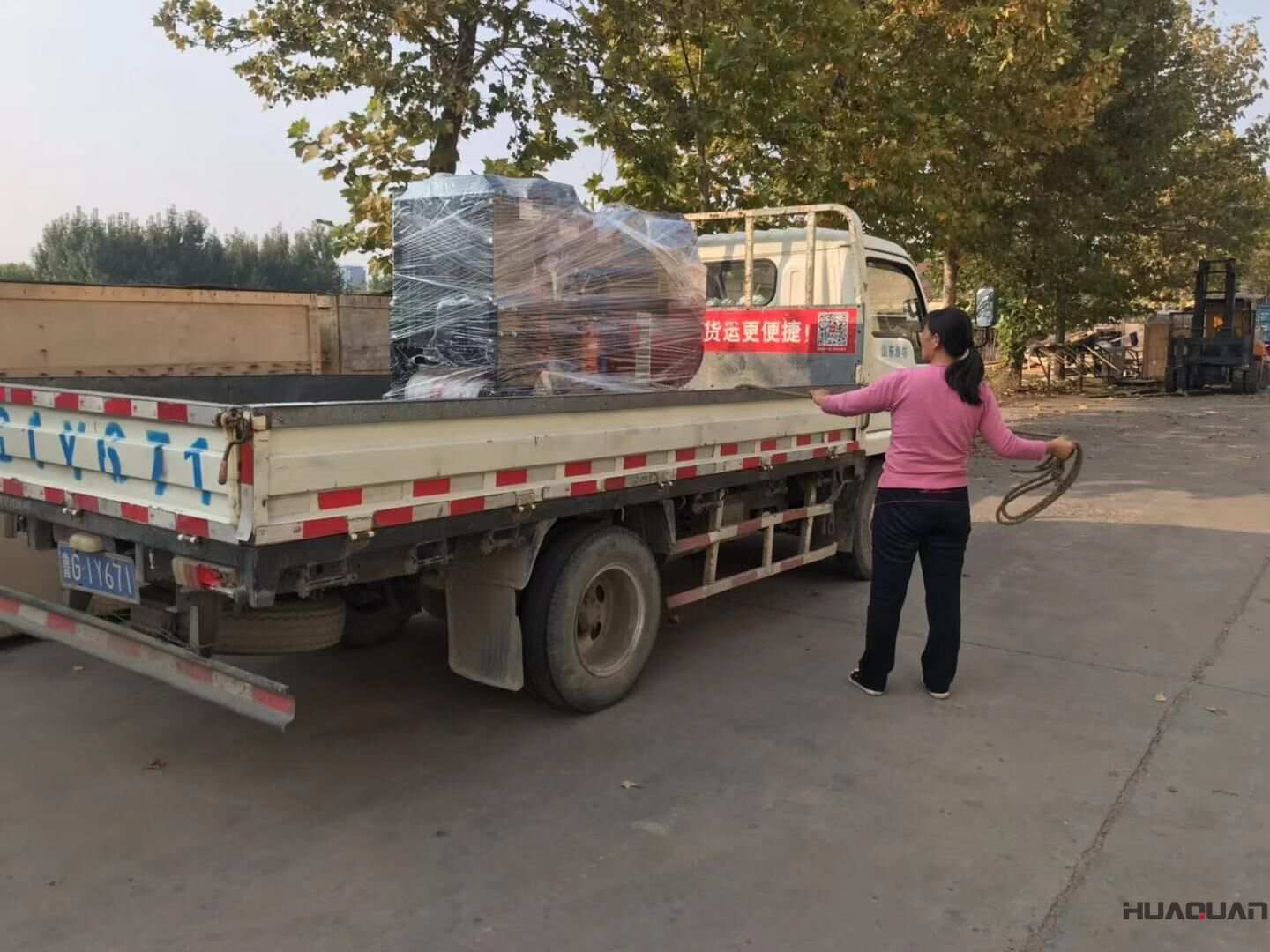 10月17日，楊先生在華全動力代裝的一臺25kw移動靜音拖車柴油發電機組現已成功發貨