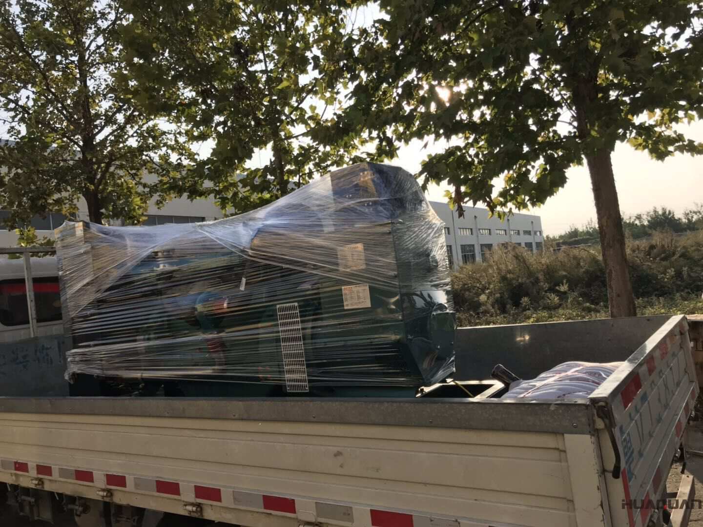 山東嚴(yán)先生于10月30日在華全動(dòng)力采購了一臺(tái)100kw標(biāo)配柴油發(fā)電機(jī)組，現(xiàn)已檢查無誤，正式發(fā)往目的地