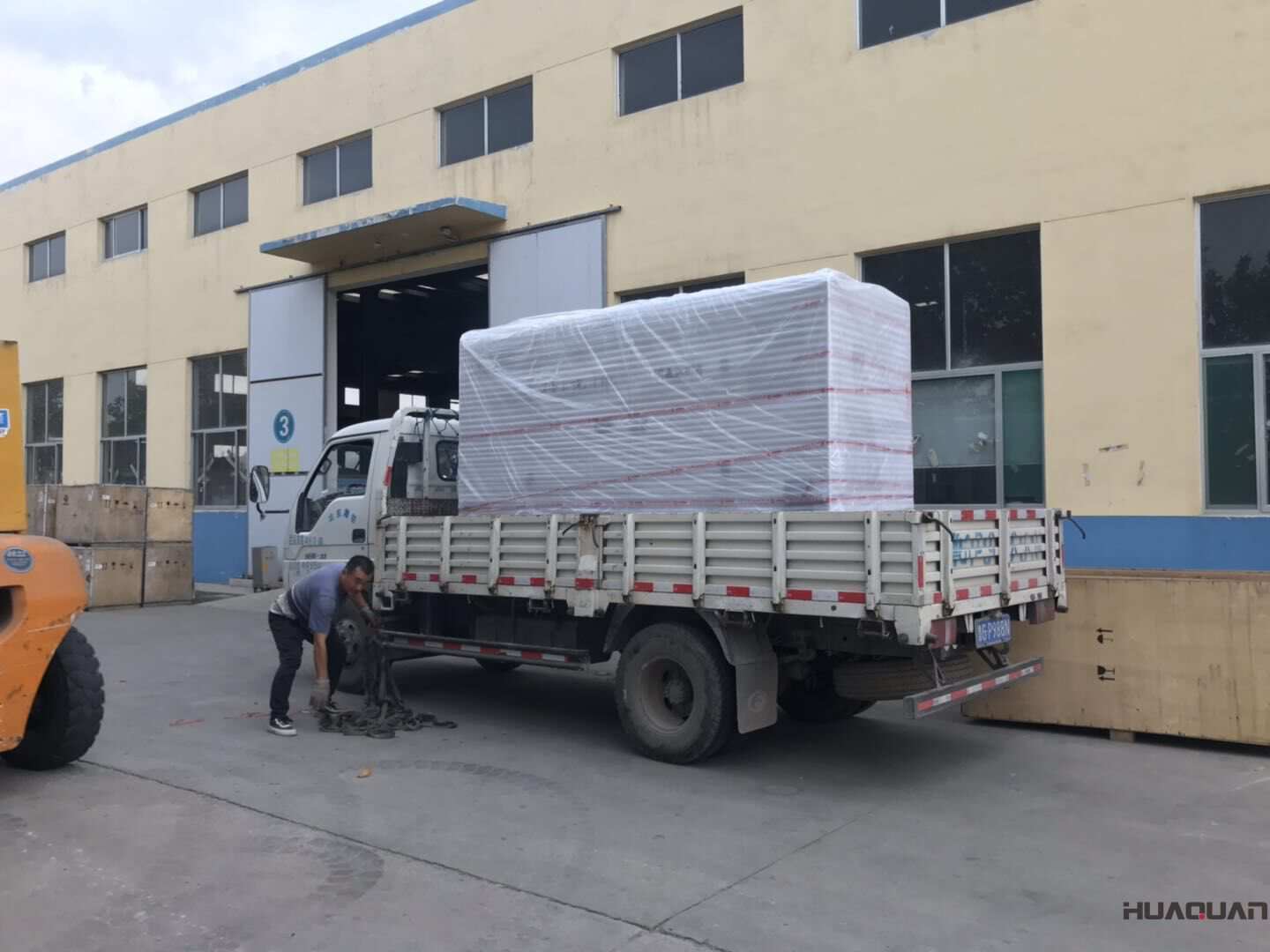 10月30日，江蘇王先生經(jīng)朋友介紹從華全動(dòng)力采購了一臺(tái)100kw自動(dòng)化柴油發(fā)電機(jī)組，現(xiàn)已成功發(fā)往江蘇