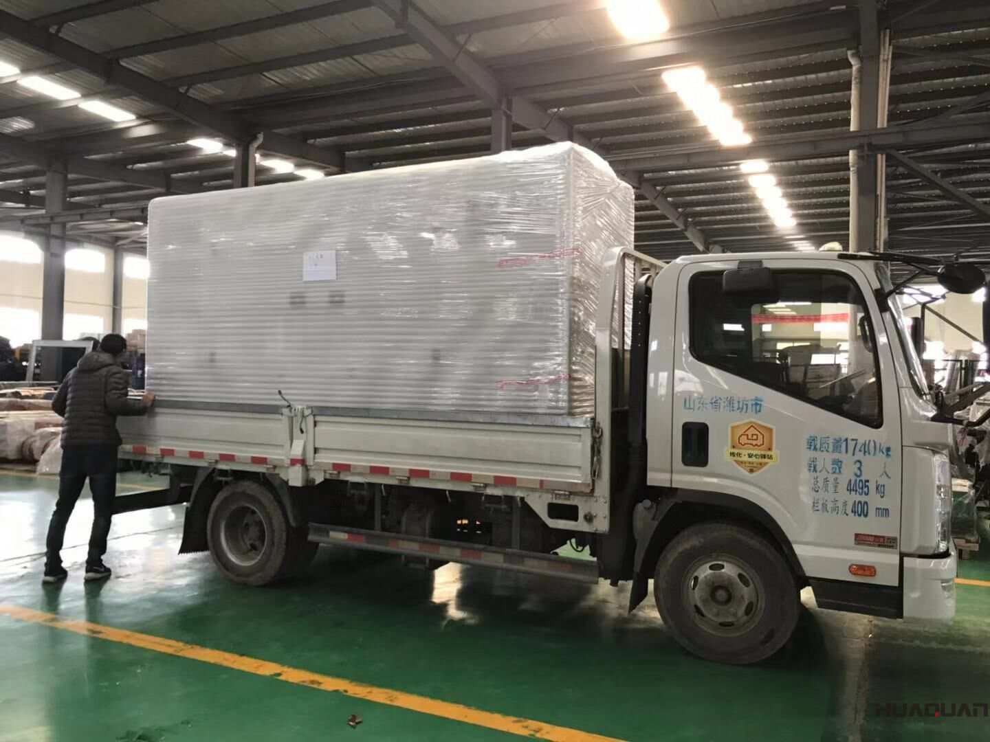 山東付先生11月6日從華全動力采購的250kw立柜四保護柴油發(fā)電機組已經(jīng)成功發(fā)往目的地