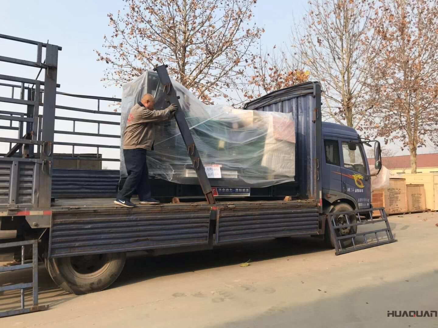 11月24日，一臺400kw立柜四保護柴油發(fā)電機組從華全動力順利發(fā)往遼寧省