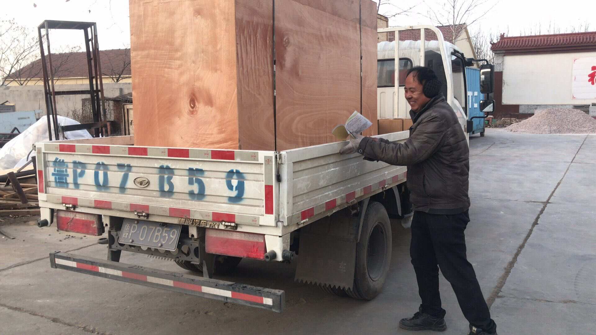 1月12日，湖北省李先生從華全動(dòng)力采購的80kw移動(dòng)靜音升降燈順利發(fā)往目的地