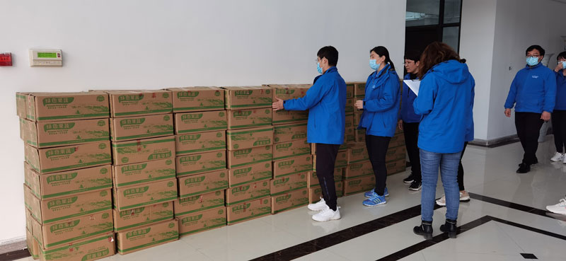 清明假期，華全集團員工領(lǐng)取生態(tài)白蓮藕禮物